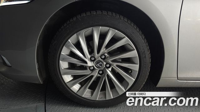 Лексус ES300h 2022 — миниатюра 5