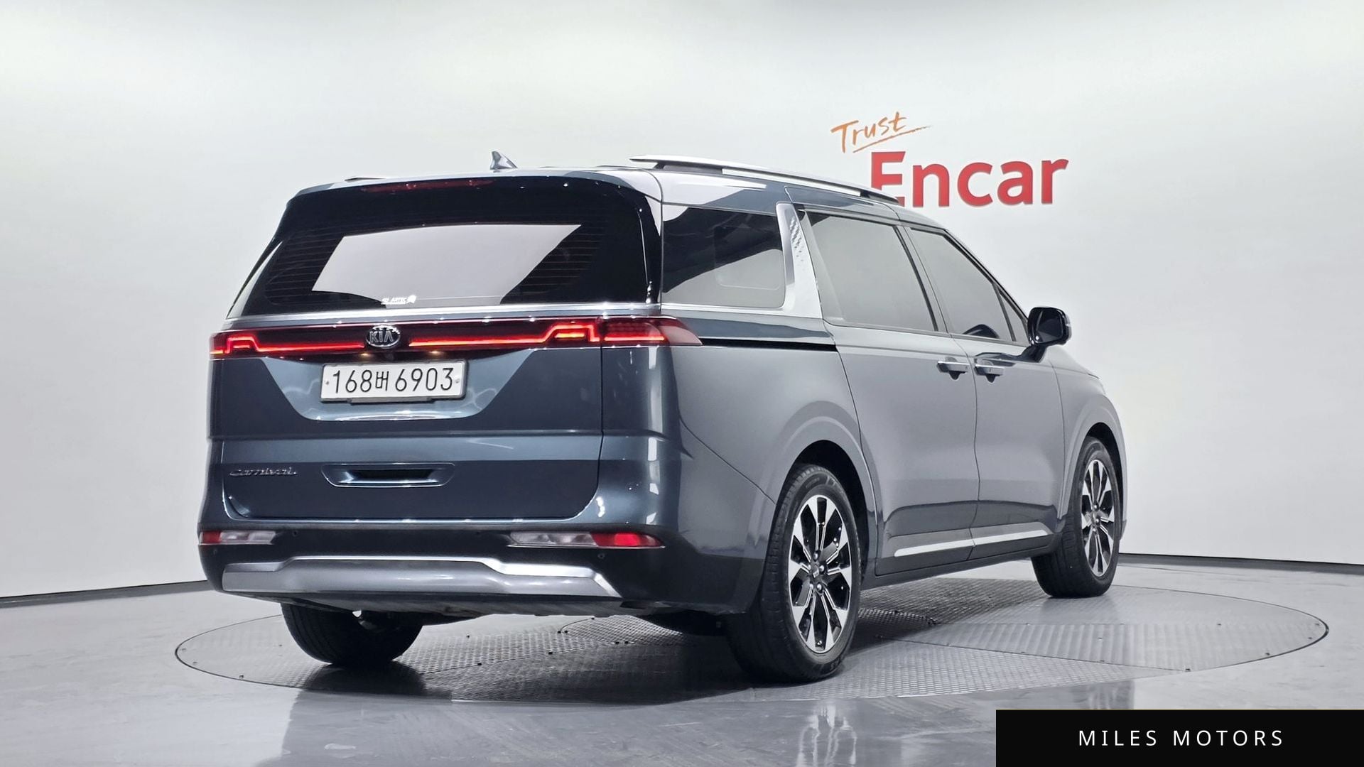 Kia Carnival 2021 — фото 1 из 12