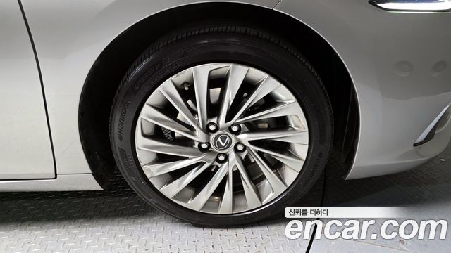 Лексус ES300h 2019 — миниатюра 5