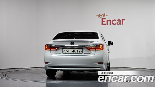 Лексус ES300h 2018 — миниатюра 4
