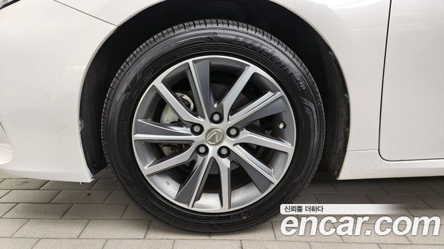 Лексус ES300h 2018 — миниатюра 5