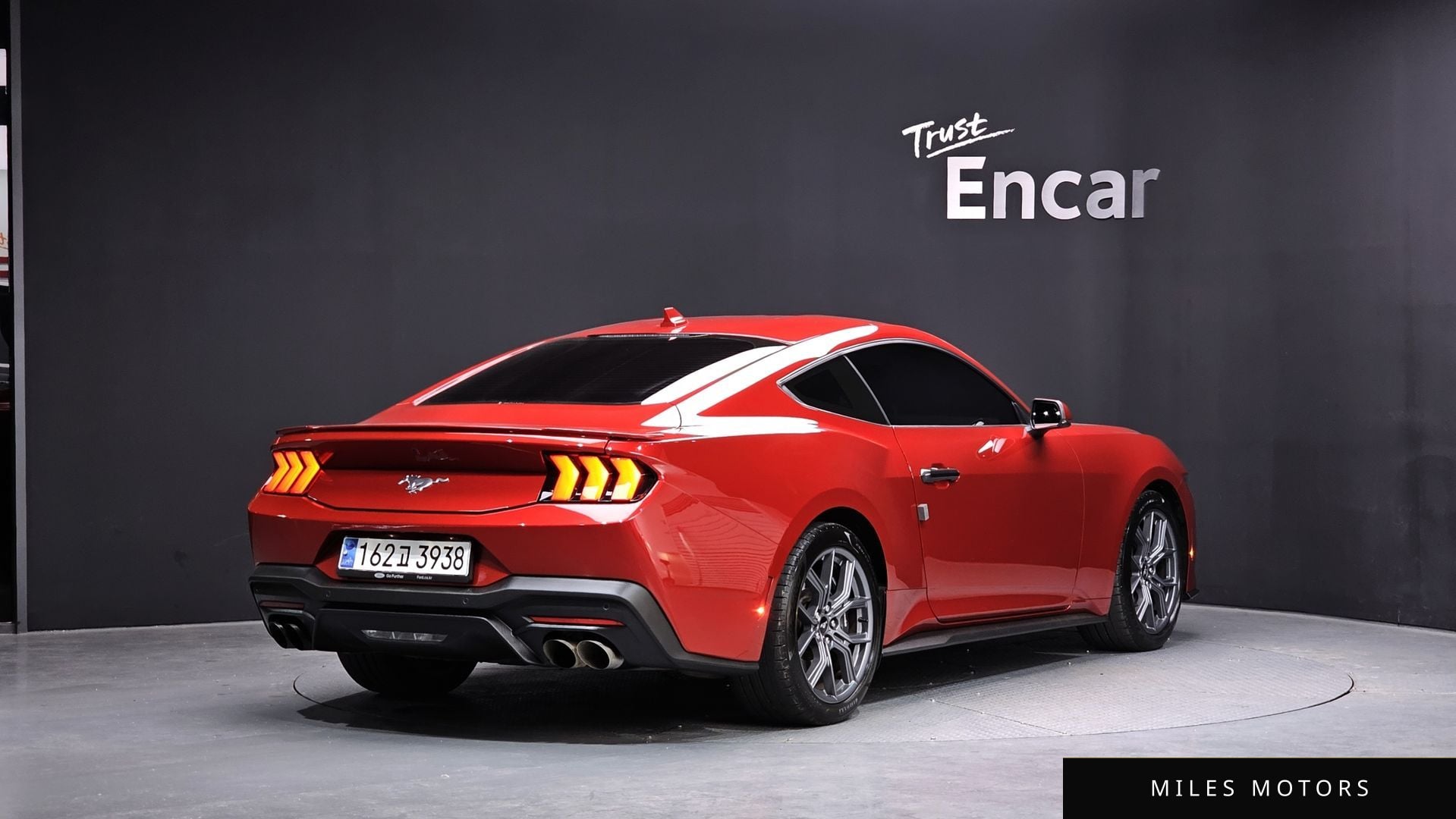 Ford Mustang 2024 — фото 1 из 12