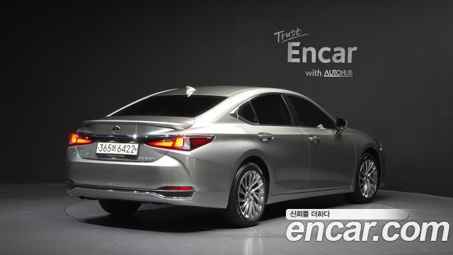 Лексус ES300h 2023 — миниатюра 2