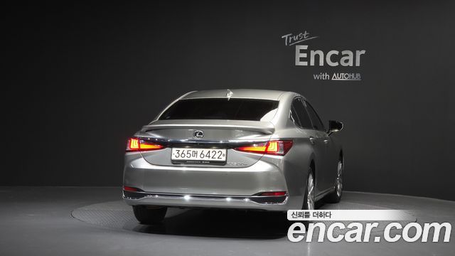 Лексус ES300h 2023 — миниатюра 4
