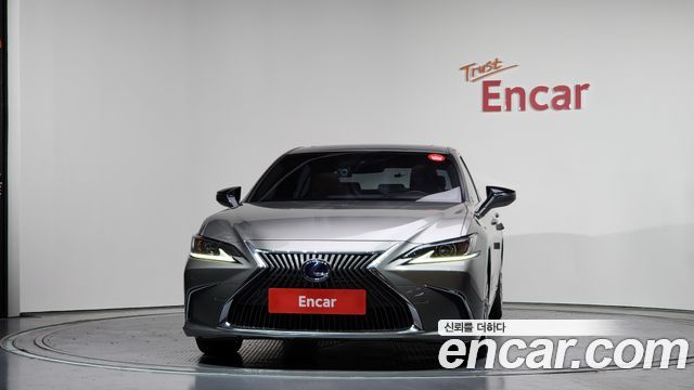 Лексус ES300h 2019 — миниатюра 3