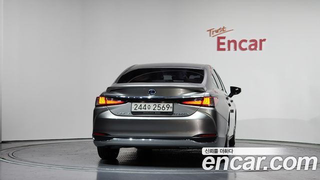 Лексус ES300h 2019 — миниатюра 4