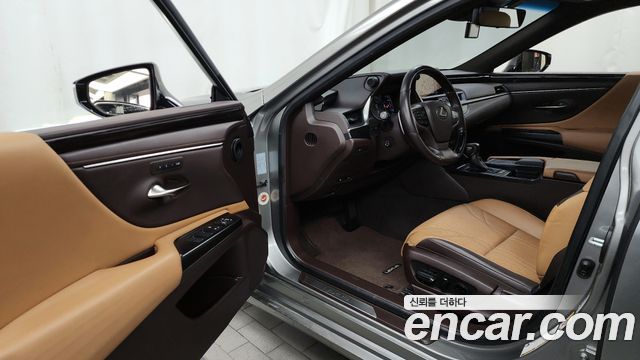 Лексус ES300h 2019 — миниатюра 10