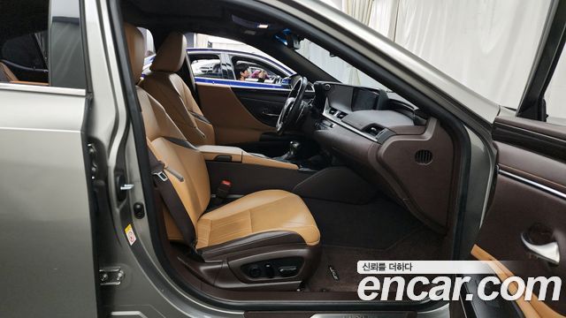 Лексус ES300h 2019 — миниатюра 11