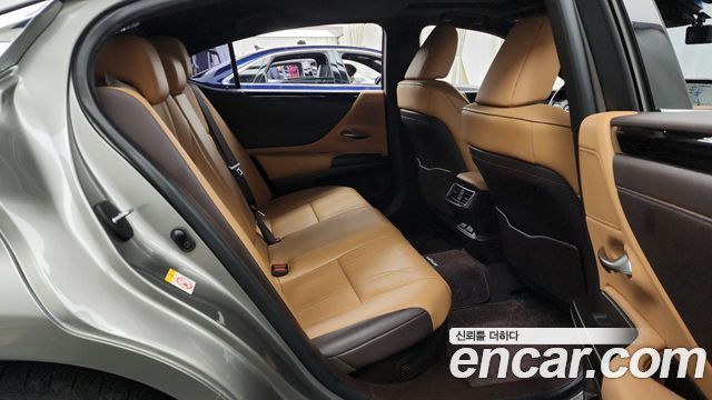 Лексус ES300h 2019 — миниатюра 12