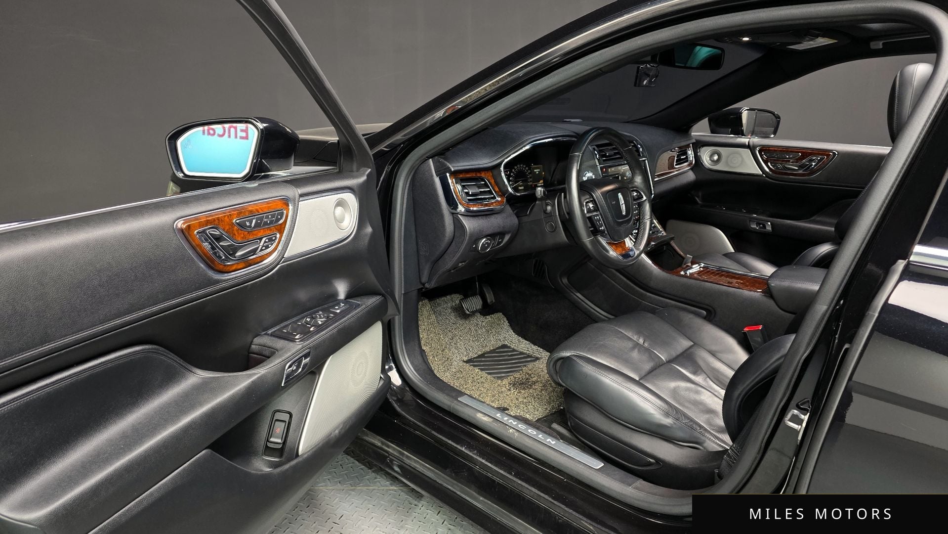 Lincoln Continental 2017 — миниатюра 10