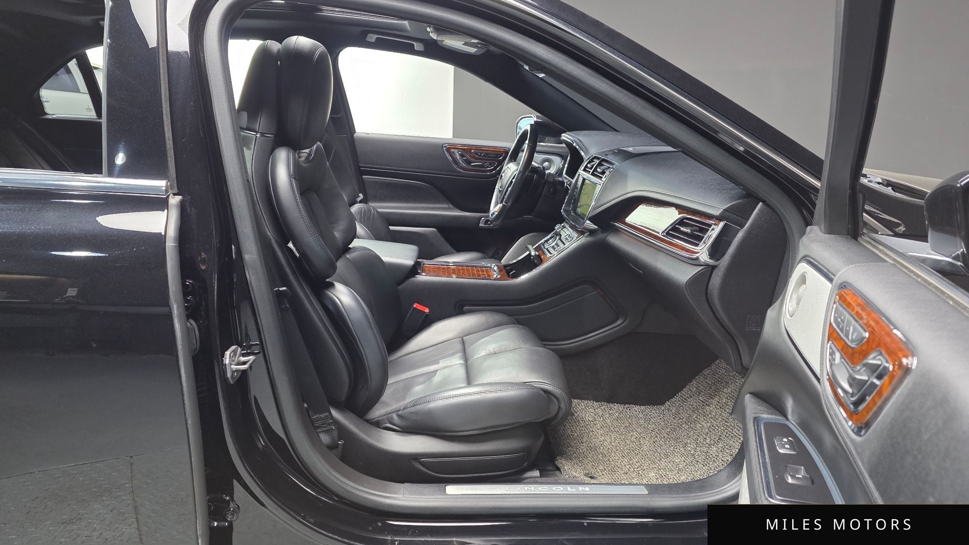 Lincoln Continental 2017 — миниатюра 11