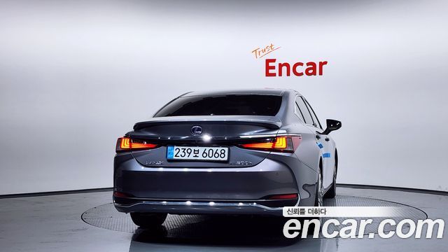 Лексус ES300h 2019 — миниатюра 4