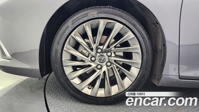 Лексус ES300h 2019 — миниатюра 5