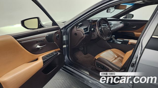 Лексус ES300h 2019 — миниатюра 10