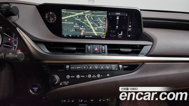 Лексус ES300h 2019 — миниатюра 15