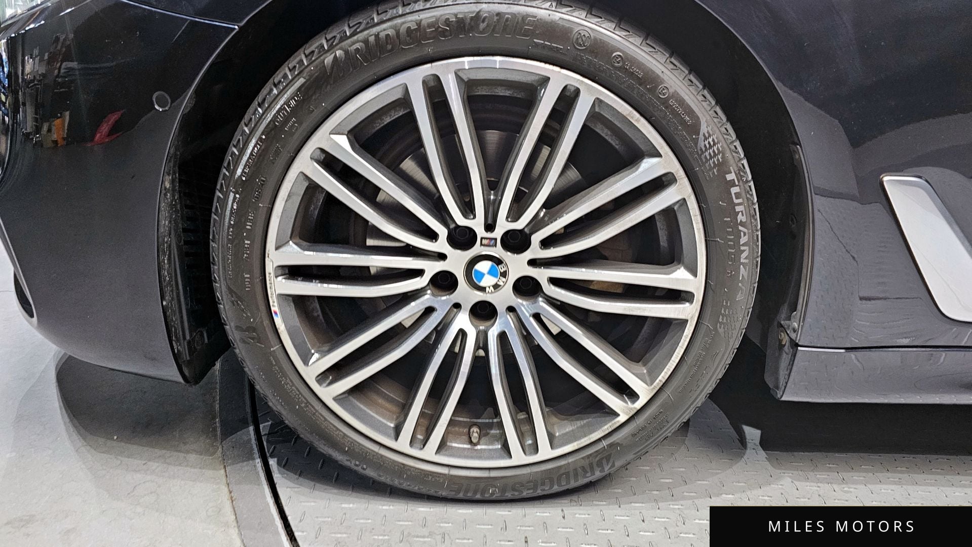 BMW 5 Series (G30) 2020 — миниатюра 5