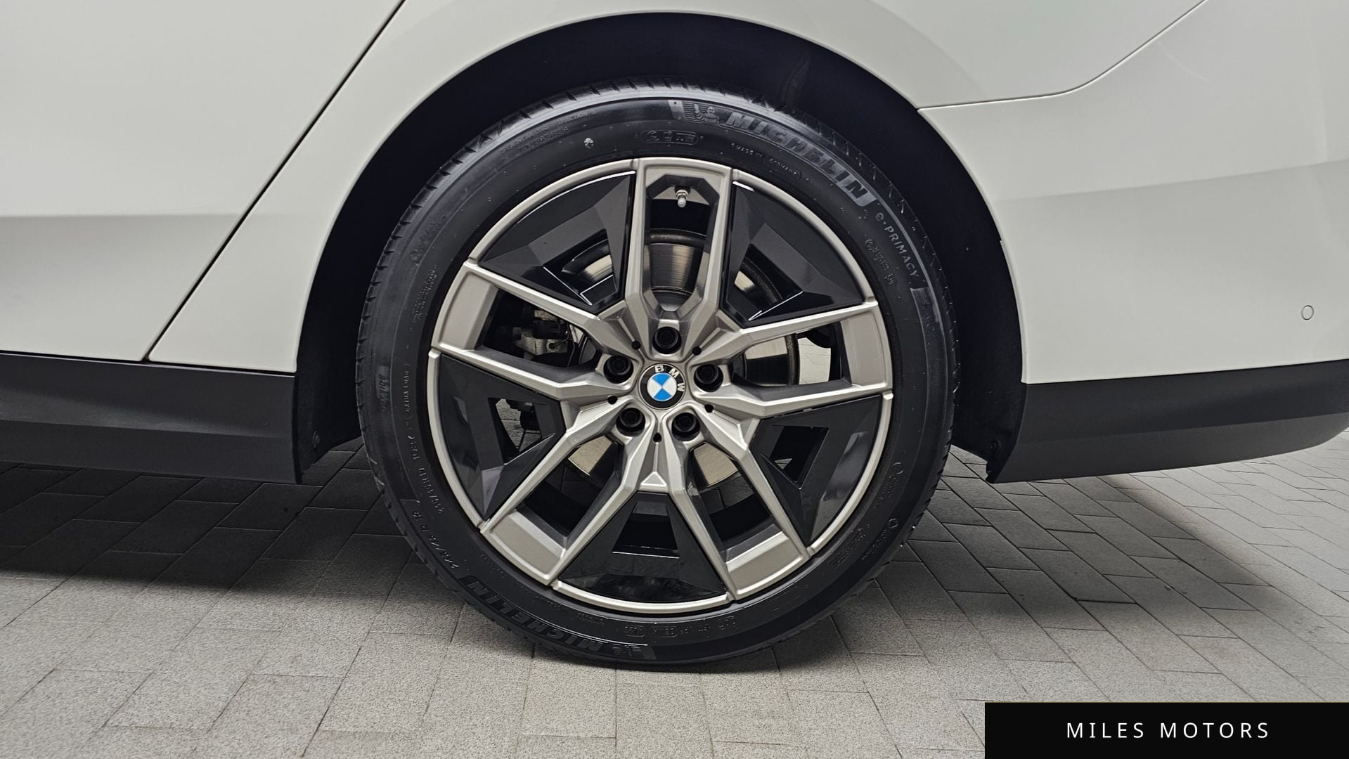 BMW 5 Series (G60) 2024 — миниатюра 5
