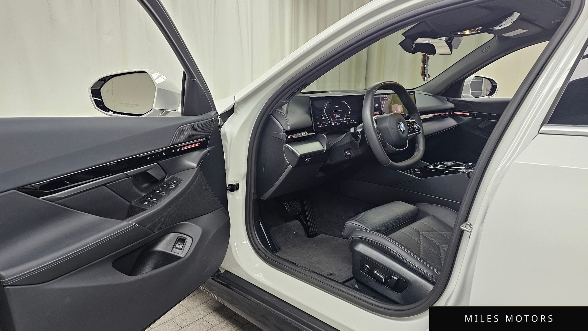 BMW 5 Series (G60) 2024 — миниатюра 10