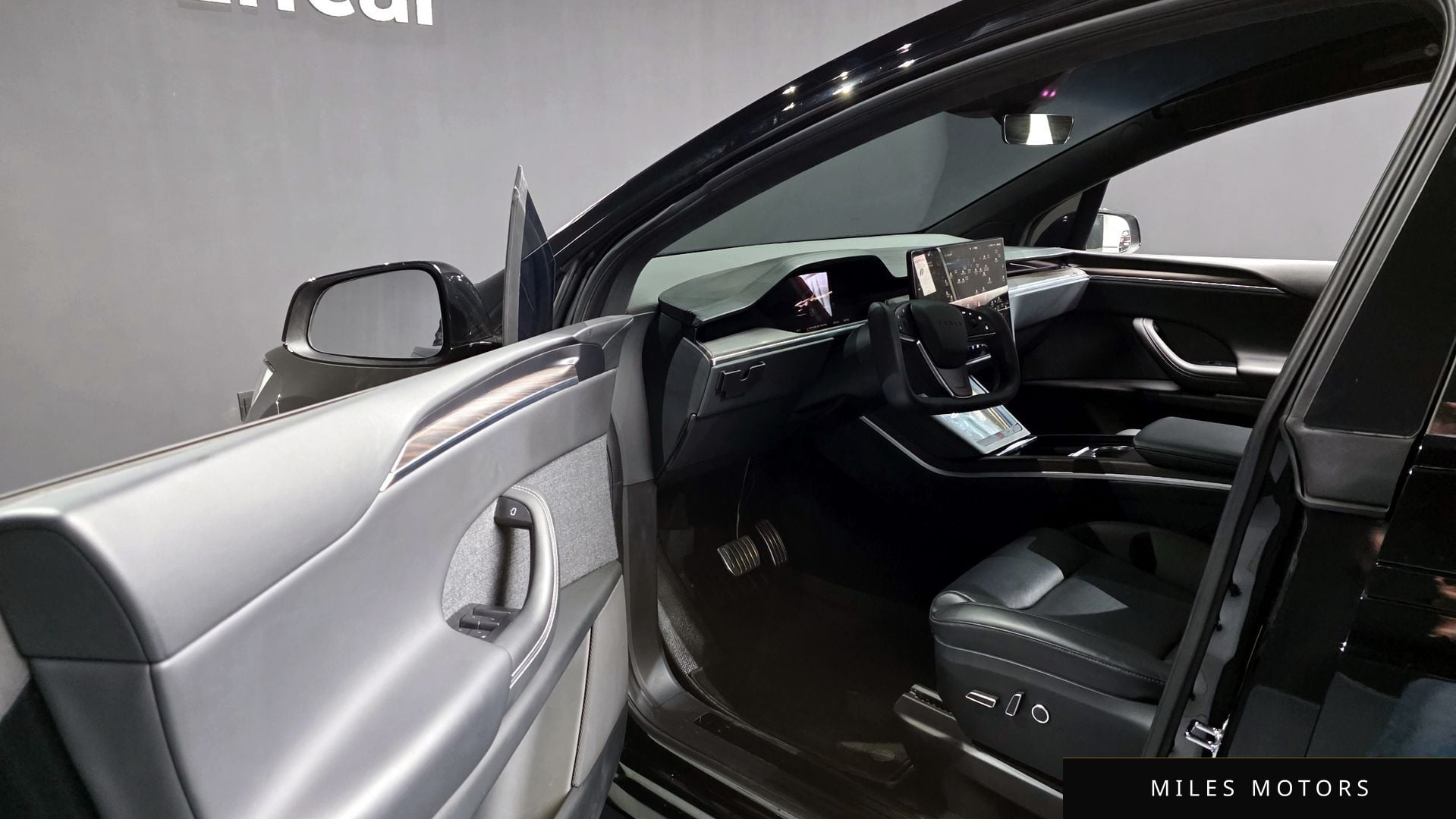 Tesla Model X 2023 — миниатюра 10