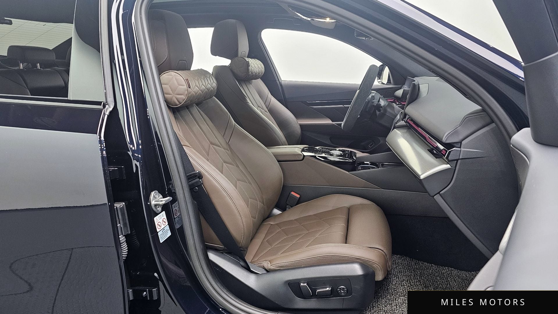 BMW 5 Series (G60) 2024 — миниатюра 10