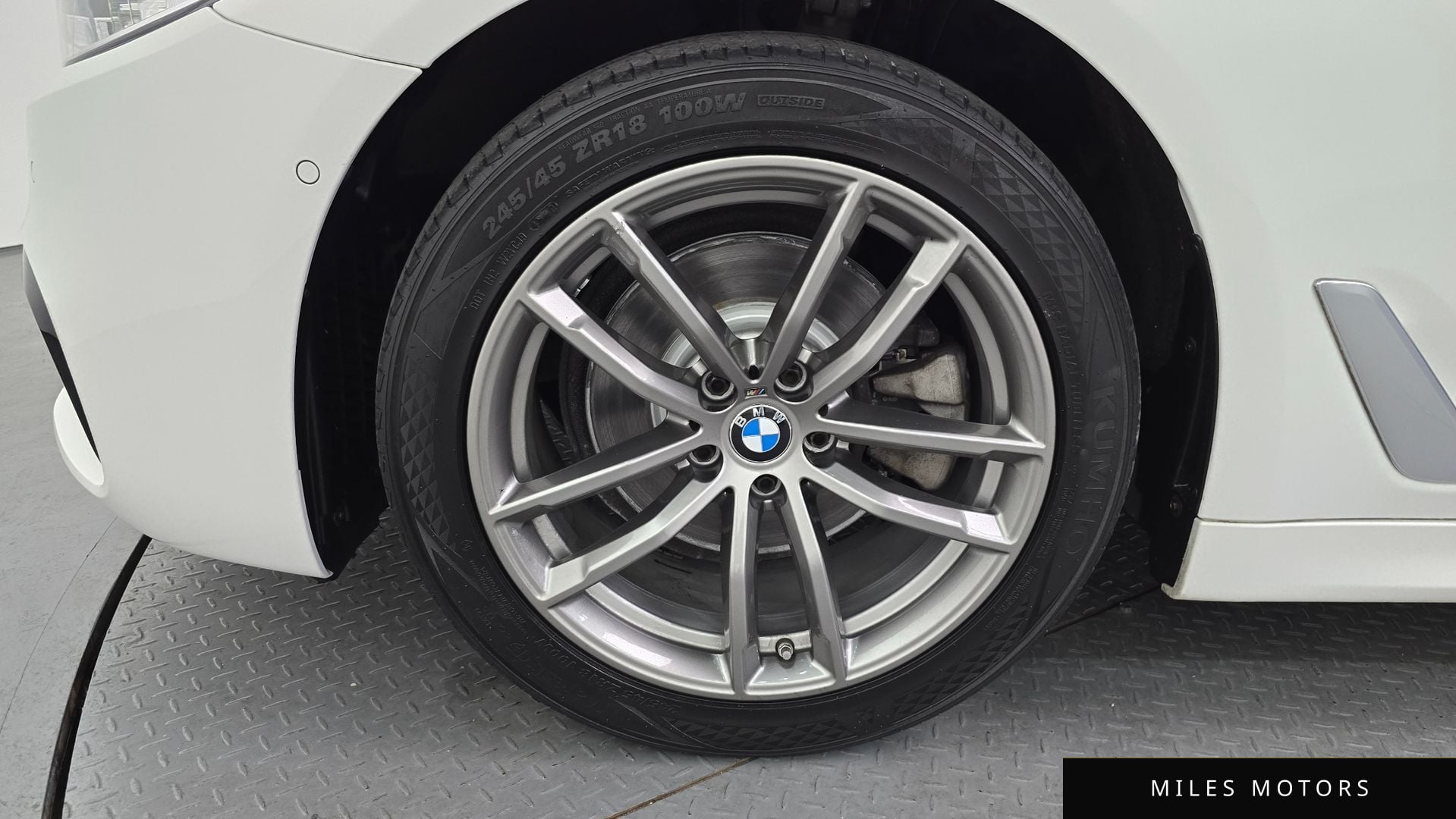 BMW 5 Series (G30) 2018 — миниатюра 5