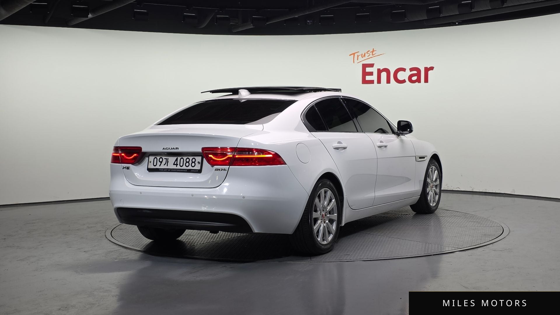 Jaguar XE 2017 — миниатюра 2