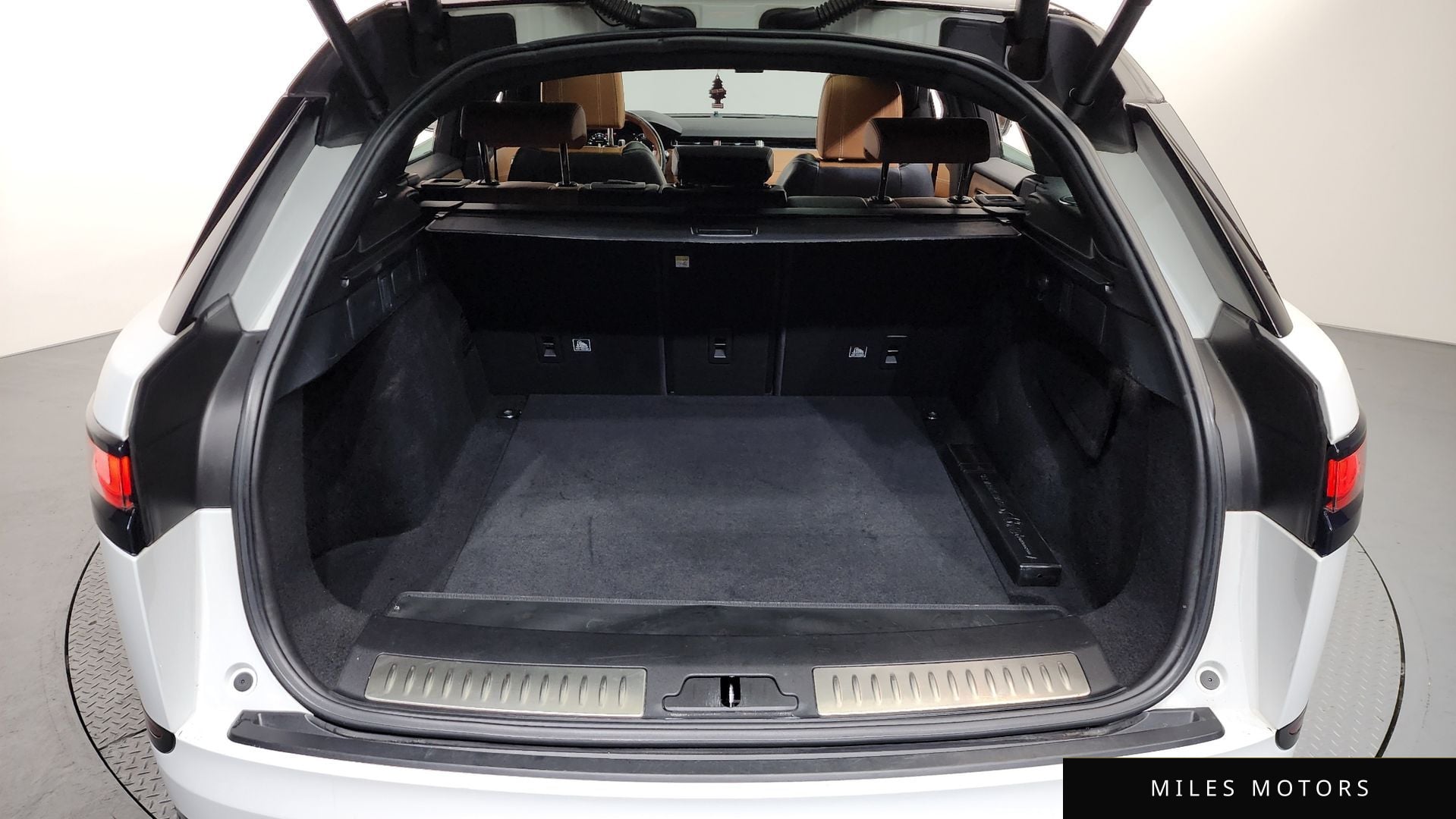 Land Rover 레인지로버 벨라 2018 — миниатюра 20