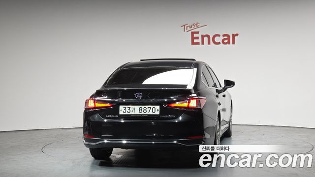 Лексус ES300h 2019 — миниатюра 3