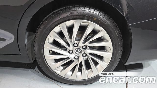 Лексус ES300h 2019 — миниатюра 4