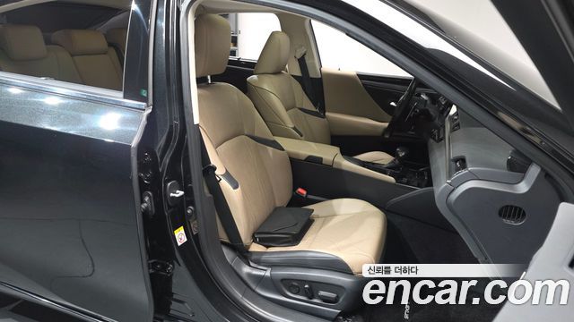 Лексус ES300h 2019 — миниатюра 12