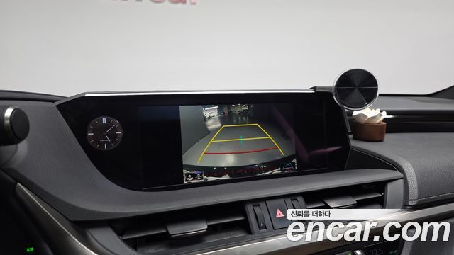 Лексус ES300h 2019 — миниатюра 16