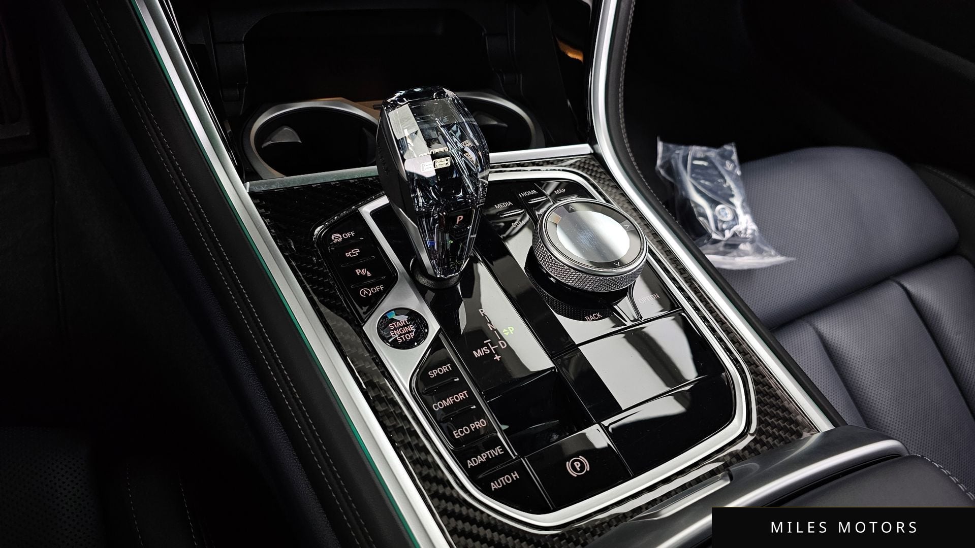 BMW 8시리즈 (G15) 2024 — миниатюра 8