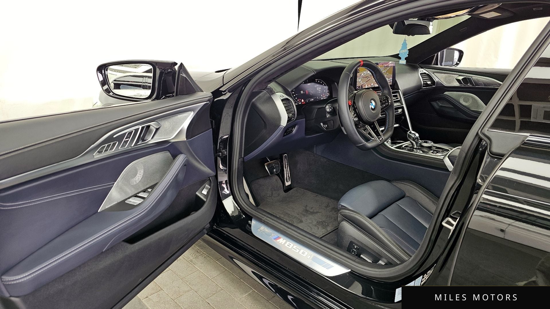 BMW 8시리즈 (G15) 2024 — миниатюра 9