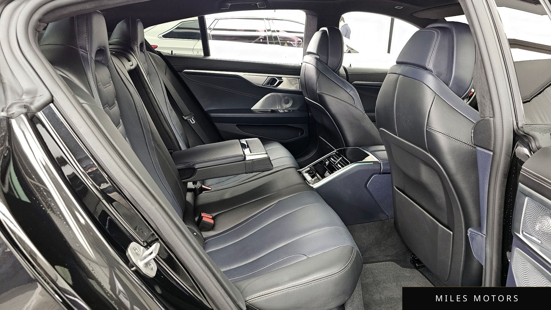 BMW 8시리즈 (G15) 2024 — миниатюра 12
