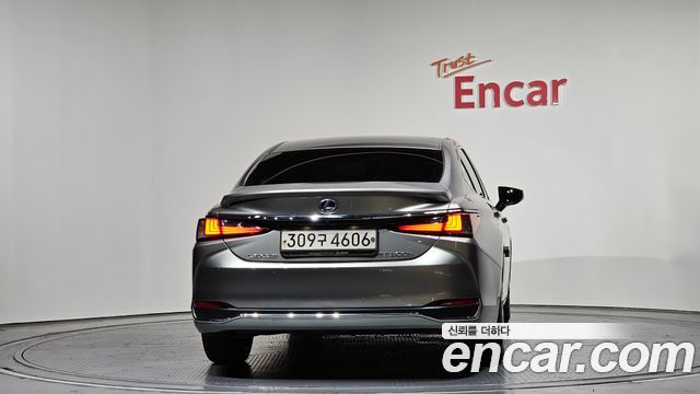 Лексус ES300h 2021 — миниатюра 3