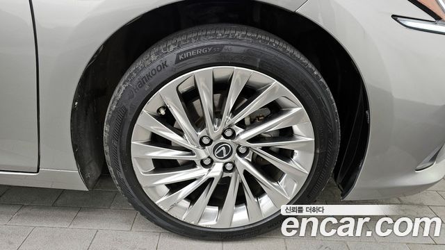 Лексус ES300h 2021 — миниатюра 4