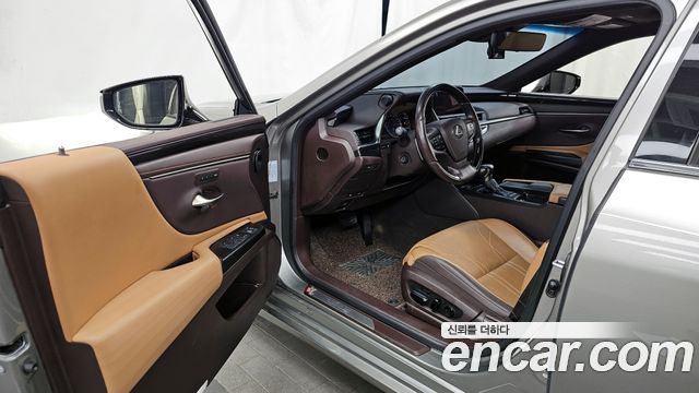 Лексус ES300h 2021 — миниатюра 9