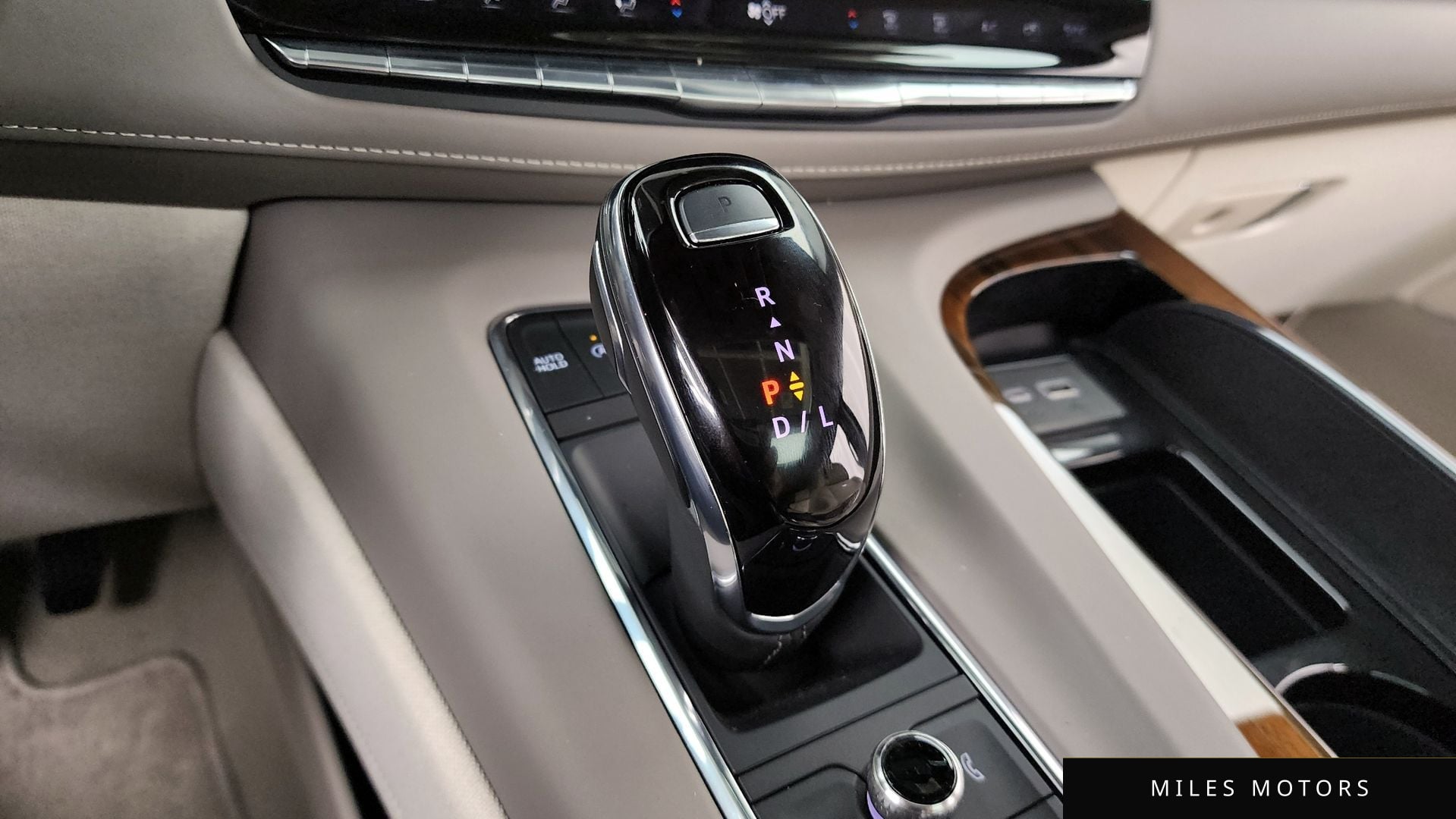 Cadillac Escalade 2023 — миниатюра 8