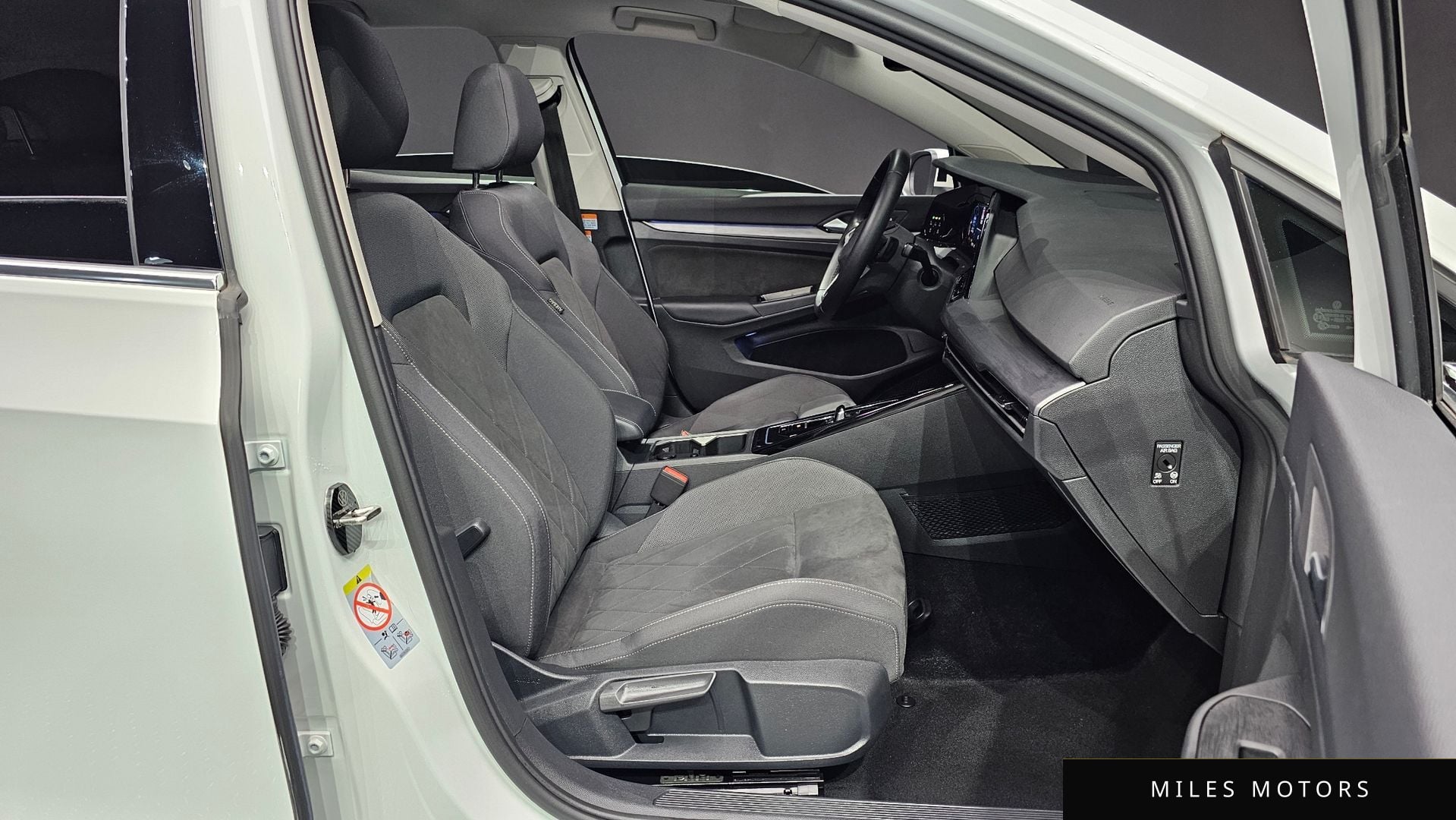 Volkswagen 골프 2023 — миниатюра 10