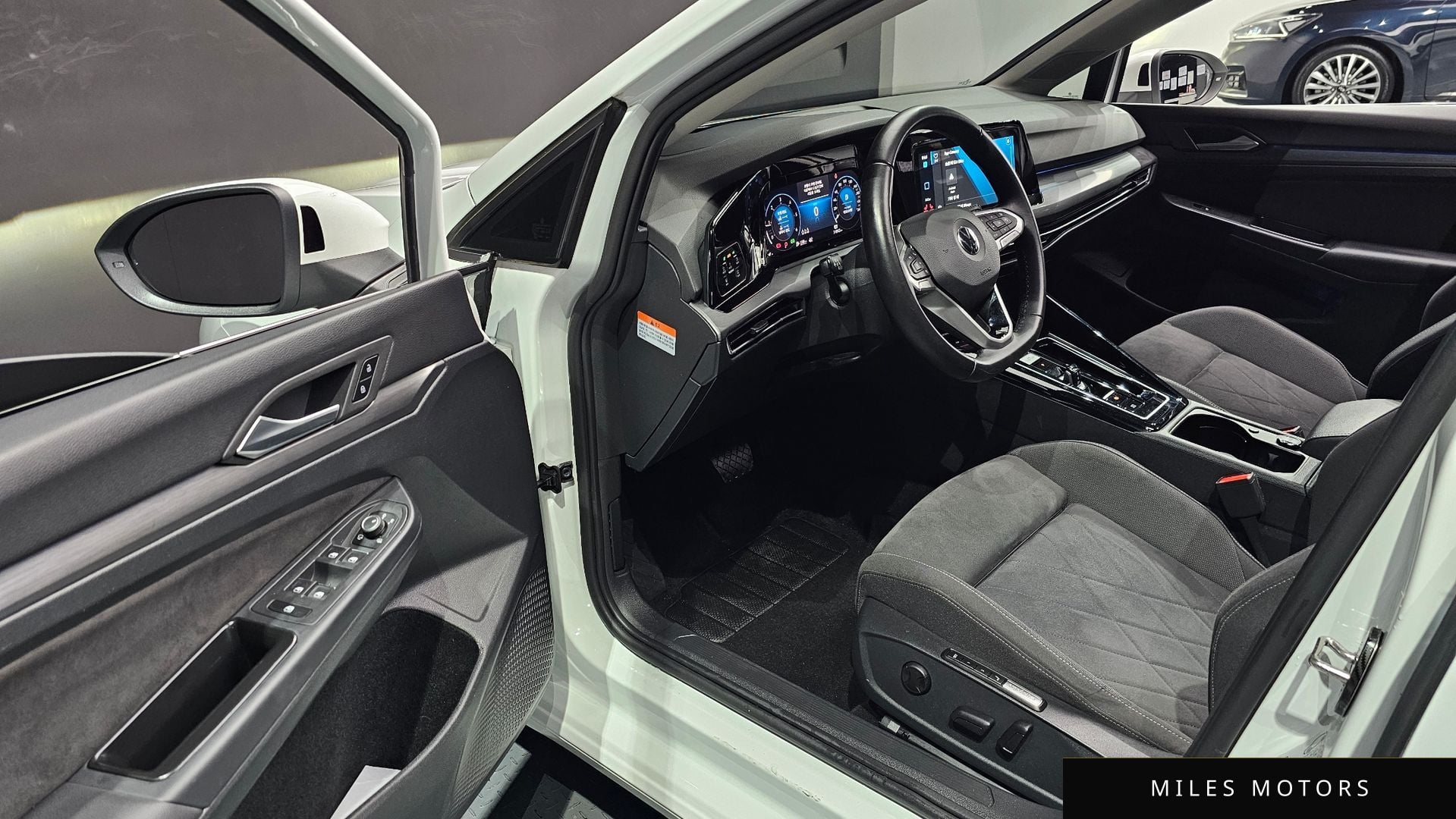 Volkswagen 골프 2023 — миниатюра 11