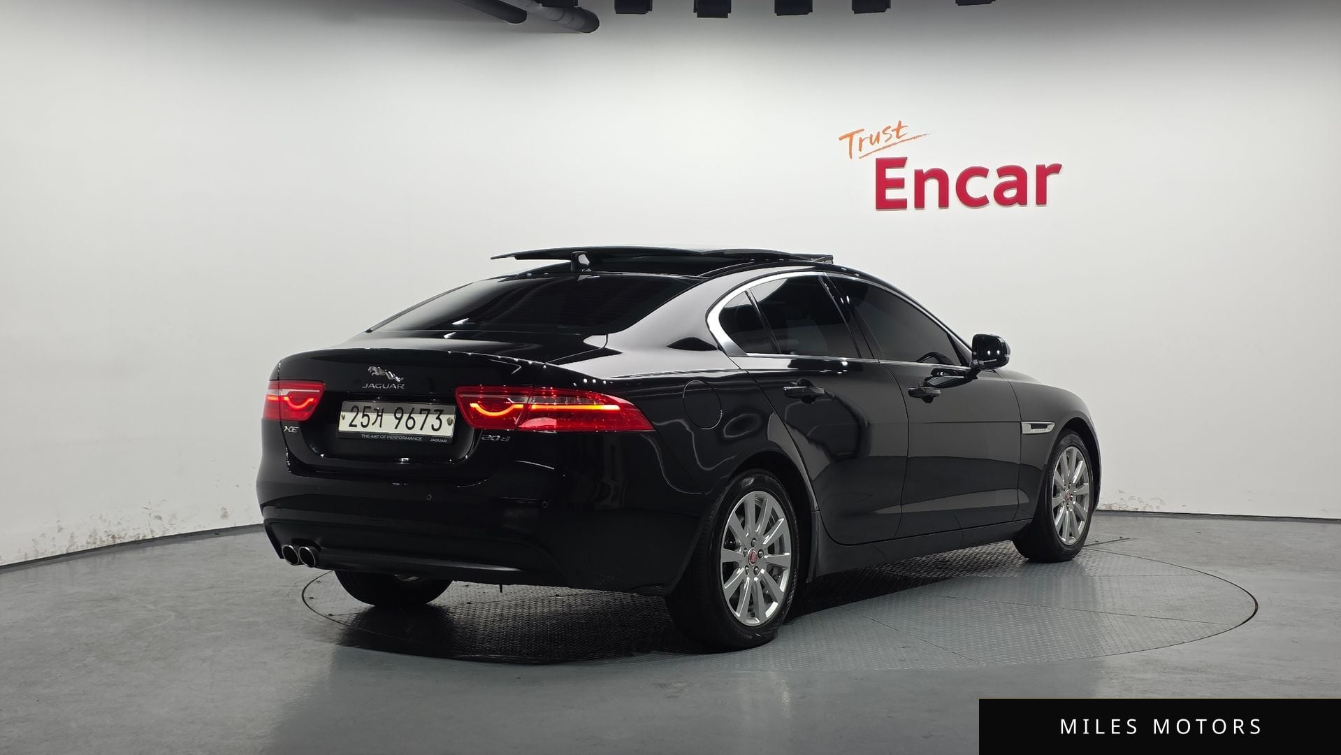 Jaguar XE 2018 — миниатюра 2
