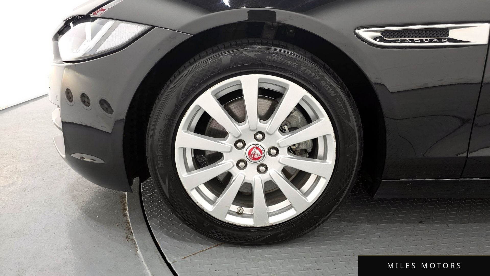 Jaguar XE 2018 — миниатюра 5