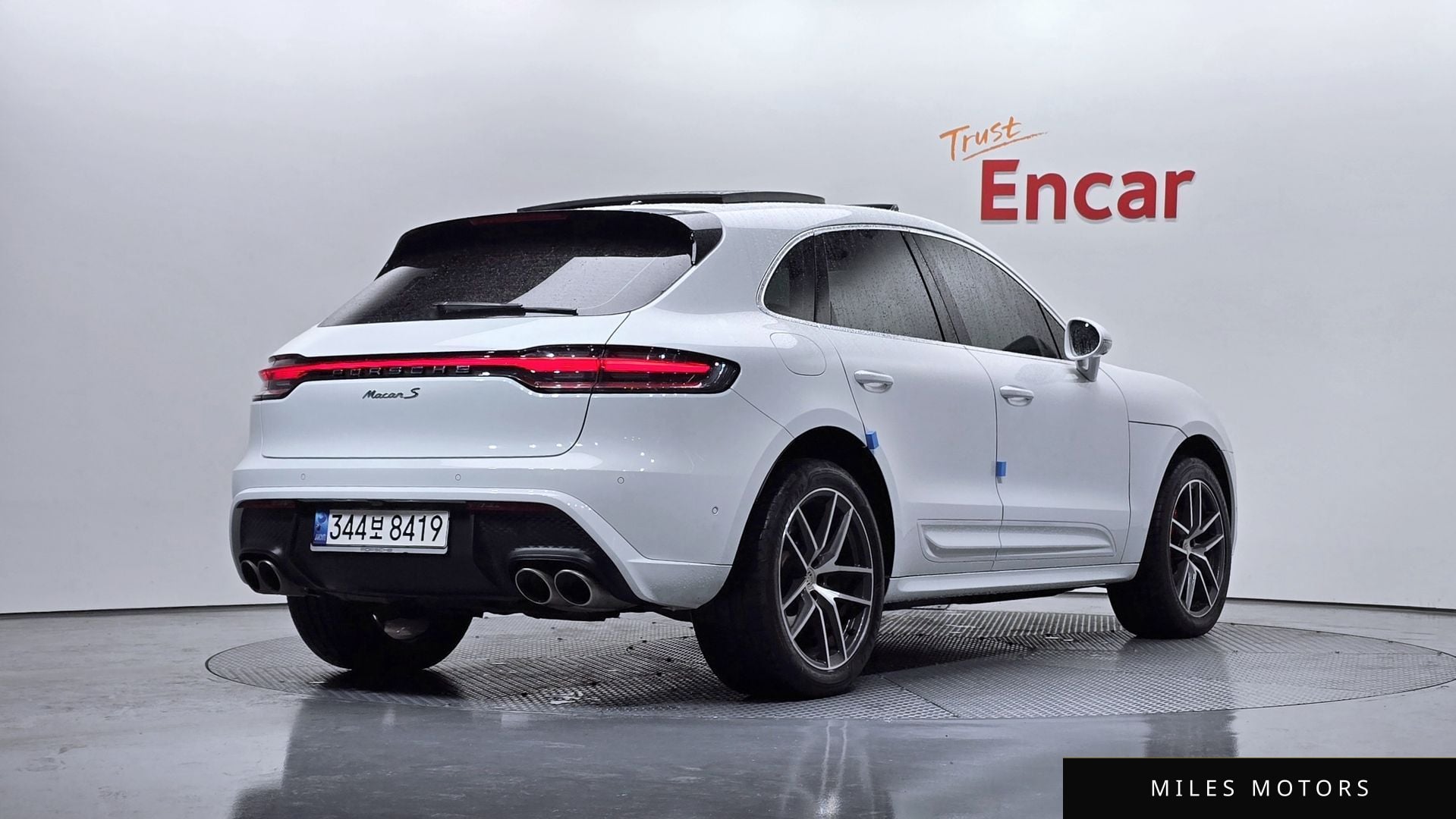 Porsche Macan 2022 — миниатюра 2