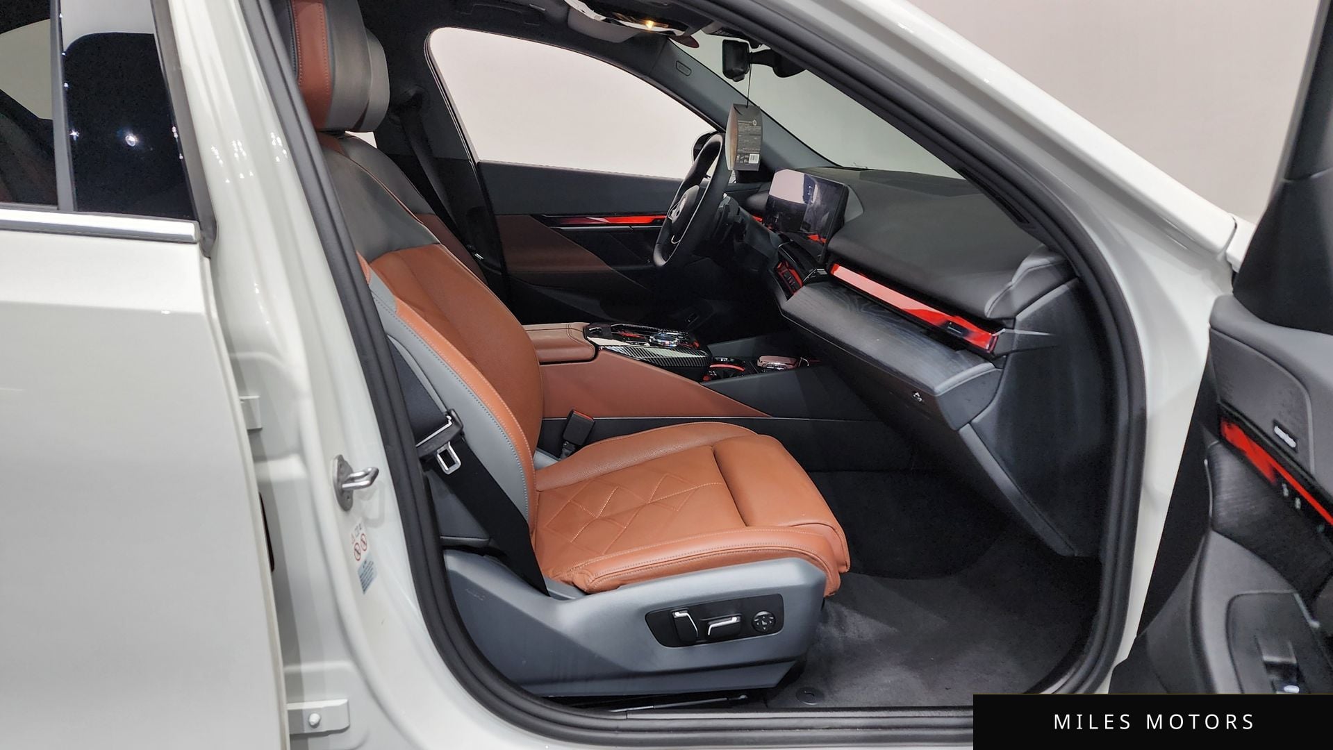 BMW 5 Series (G60) 2024 — миниатюра 11