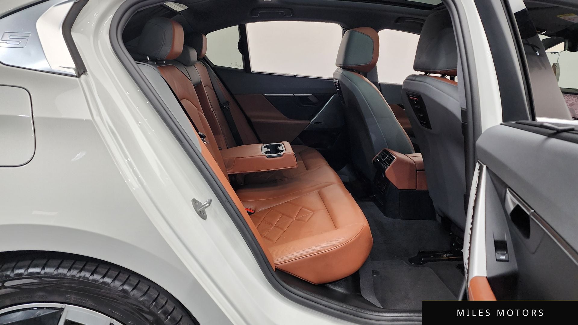 BMW 5 Series (G60) 2024 — миниатюра 12