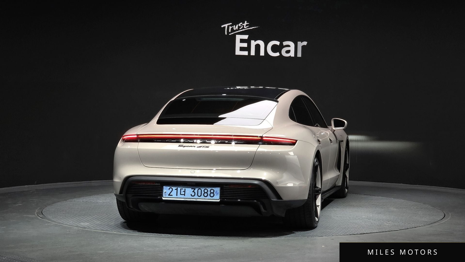Porsche 타이칸 2023 — миниатюра 4