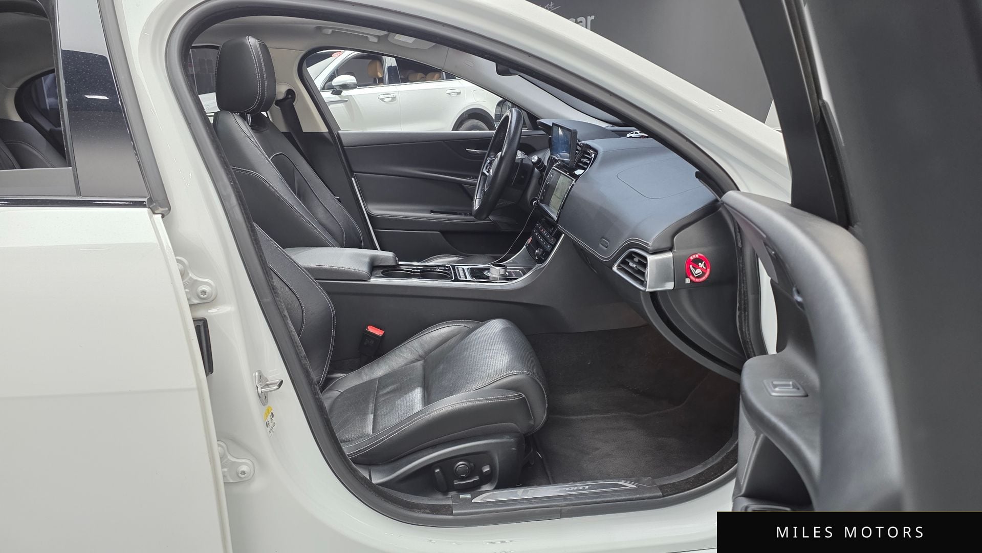 Jaguar XE 2016 — миниатюра 10