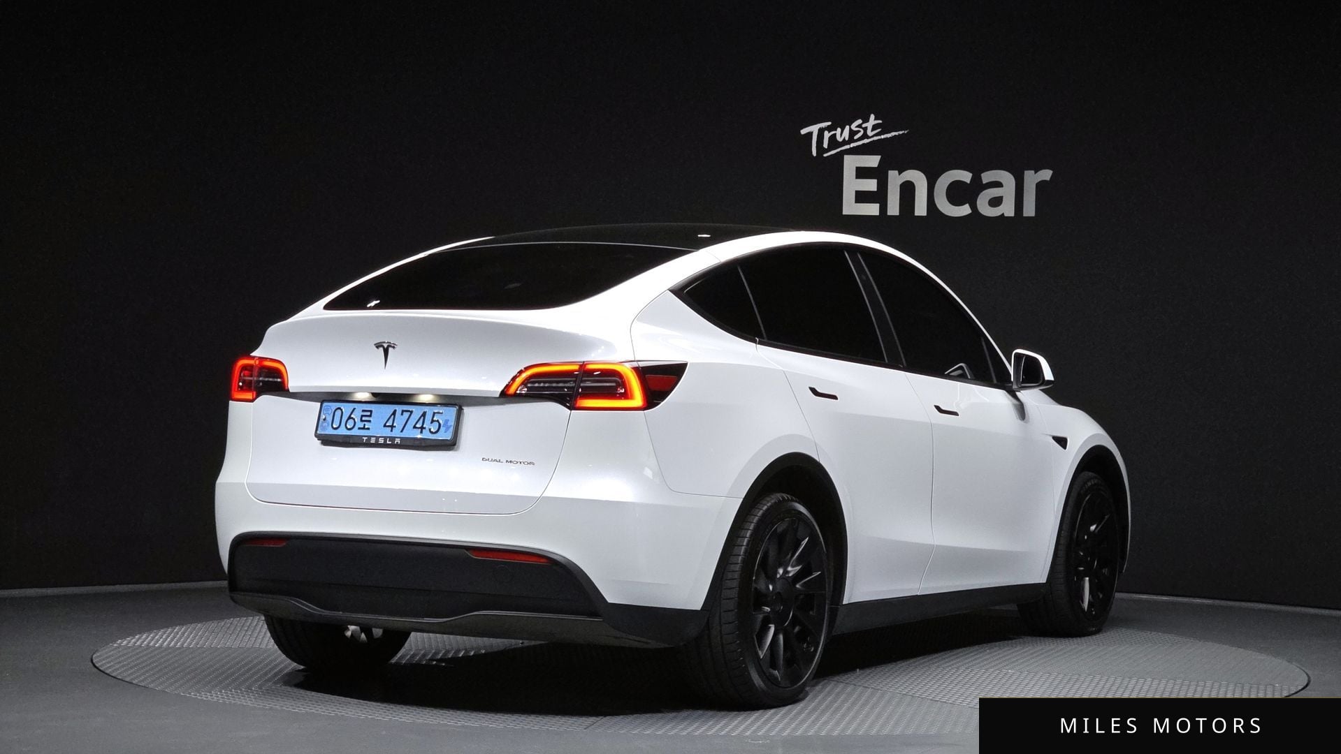 Tesla Model Y 2023 — миниатюра 2