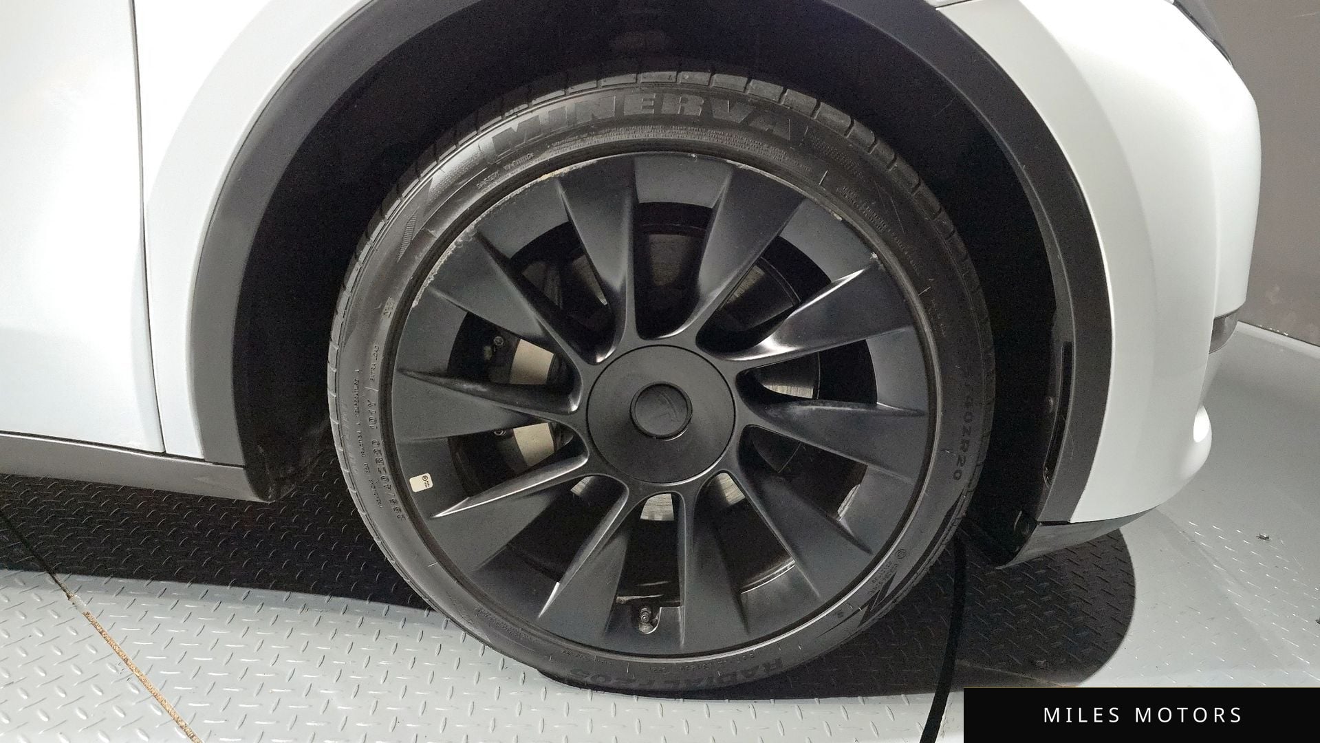 Tesla Model Y 2023 — миниатюра 5