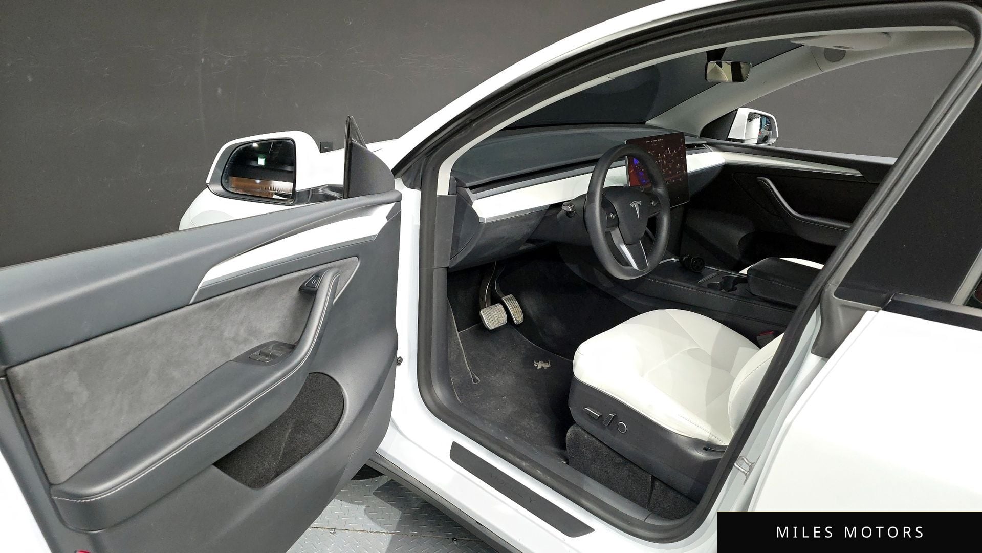 Tesla Model Y 2023 — миниатюра 10